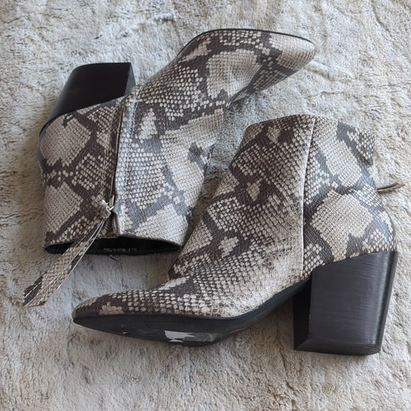 Dolce Vita Coltyn Heeled Pointed Toe Booties Shoes Snake Print L Size 8 Zippered