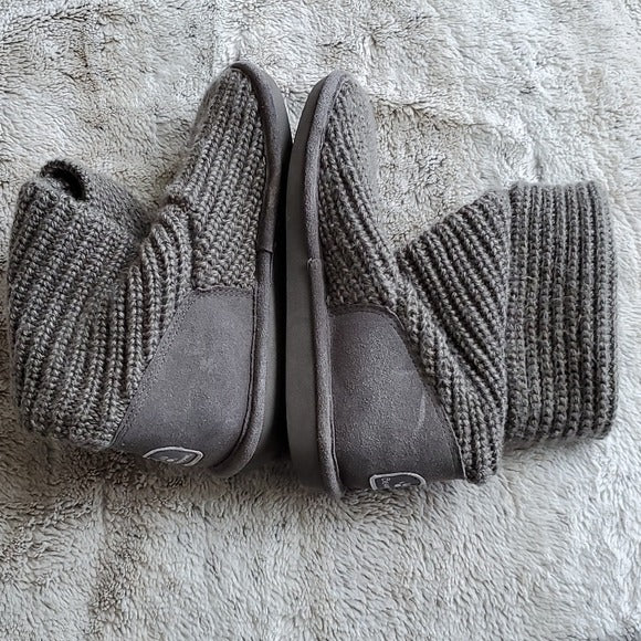 BearPaw Grey Knit Flat Bottom Tall Slipper Sweater Comfirtable Boots Size 7