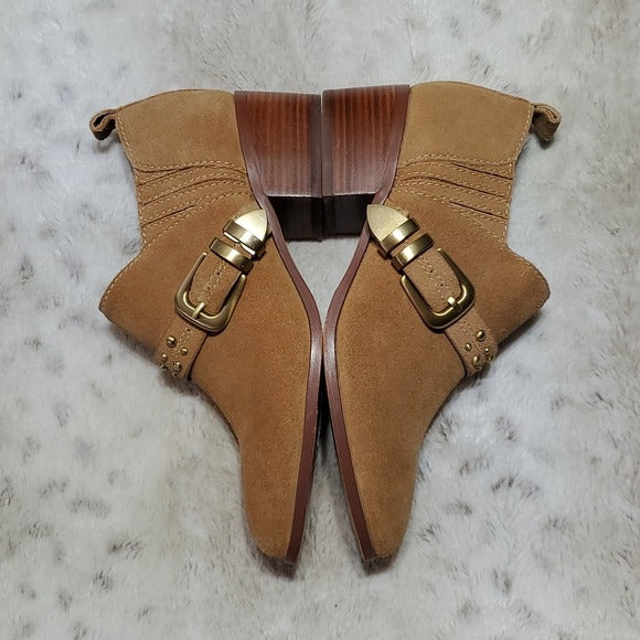 BCBGeneration Tan Beige Leather Heeled Booties w Gold Tone Detals Size 6M