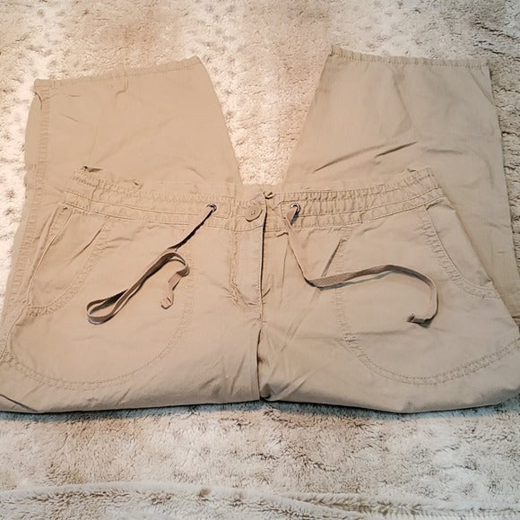 LOFT Marisa Fit Relaxed Cargo Khaki Capri Pants Size 6 – Stylized Thrift  Boutique